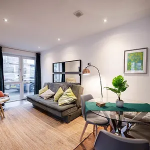 Apartment Air Host And - 5 Broadhurst Court Sleeps 6 Minutes From Town Centre, Stockport